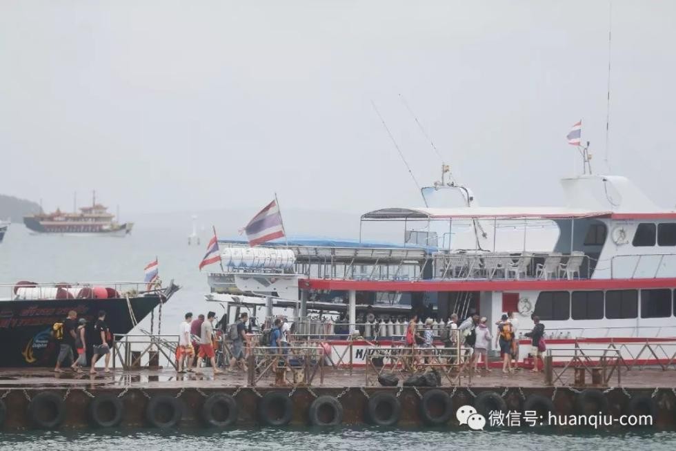 ▲泰國普吉島查龍碼頭仍有大批遊客陸續出海。（圖／翻攝自環球網，下同）
