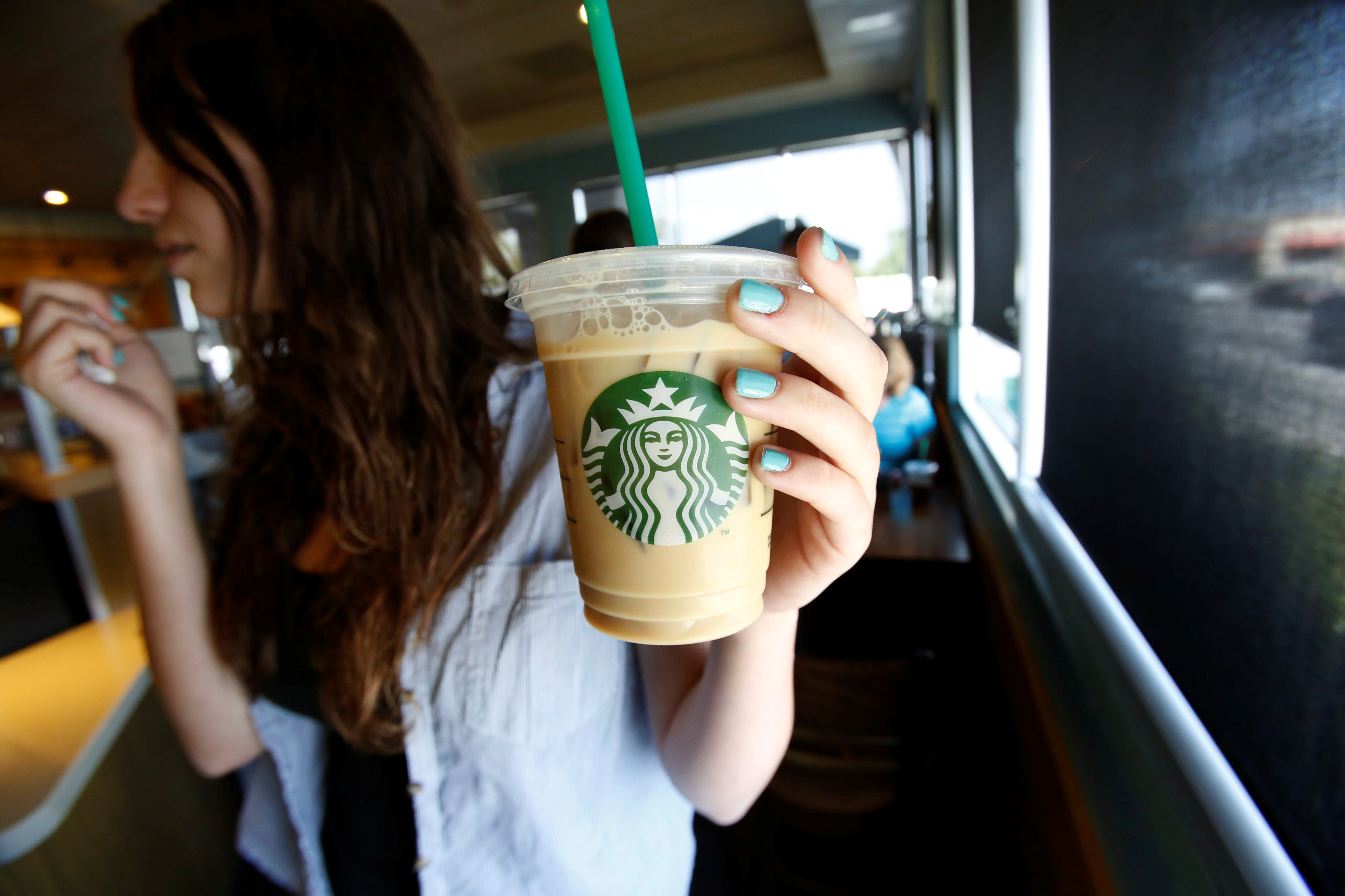 ▲▼星巴克（Starbucks）宣布，全球超過2.8萬間據點在2020年前會逐步淘汰一次性的塑膠吸管。（圖／路透社）
