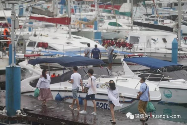 ▲泰國普吉島查龍碼頭仍有大批遊客陸續出海。（圖／翻攝自環球網，下同）