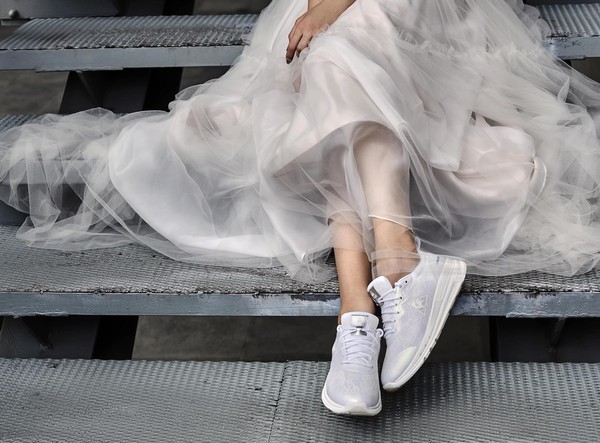 ▲法國超浪漫「蕾絲婚紗球鞋」熱賣。（圖／Le coq sportif提供）