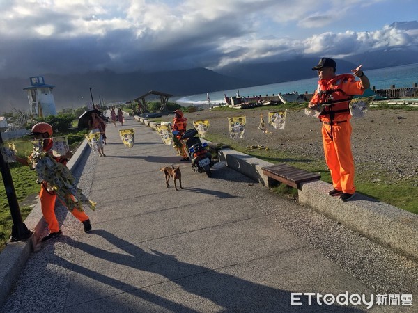 強烈颱風「瑪莉亞」撲襲北台灣，第一二岸巡隊針對禁限制區域拉設封鎖線，防止民眾進入限制區域，維護民眾生命及財產安全。（圖／第一二岸巡隊提供）