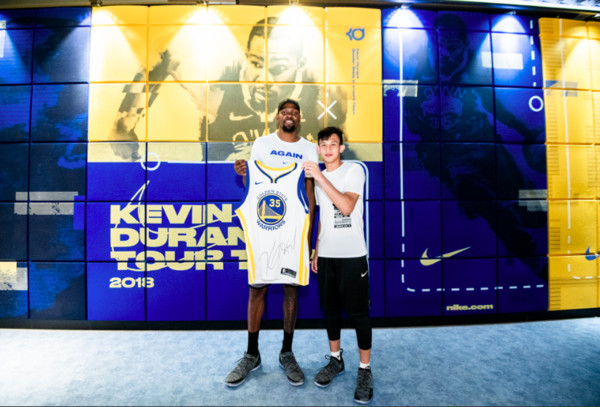 ▲▼杜蘭特（Kevin Durant）親自送簽名球衣給陳將双。（圖／Nike提供）