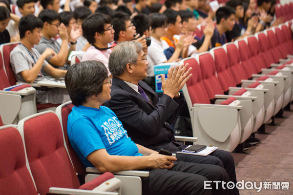 世新大學副校長陳清河、台大土木系教授劉格非與高中生同樂於智鐵複賽開幕式。（圖／世新大學提供）