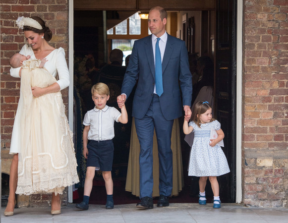 ▲▼凱特王妃抱著路易王子（左），威廉王子（右二）分別牽著喬治王子和夏綠蒂公主，這是威廉王子一家五口首度公開露面（圖／路透社）
