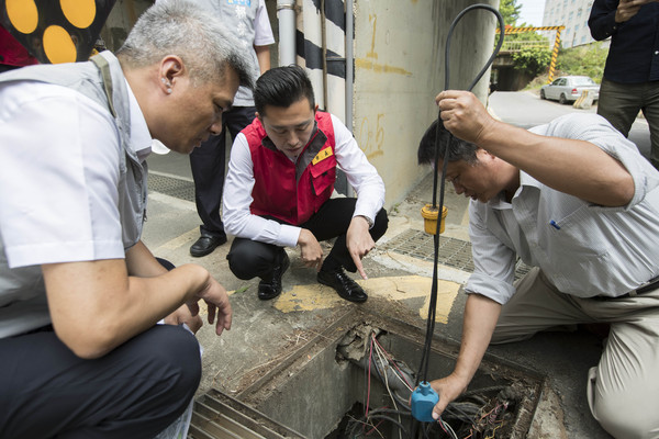 ▲新竹市長林智堅赴舊港島、金城湖抽水站視察防颱準備工作。