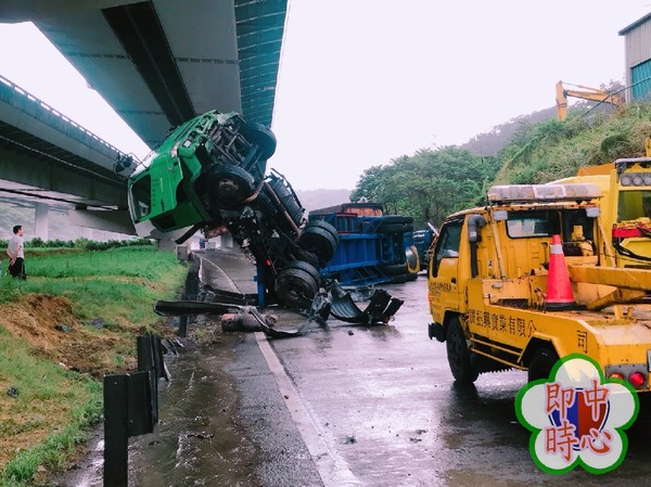 ▲▼ 國一貨櫃車自撞護欄。（圖／翻攝自即時路況中心群組）