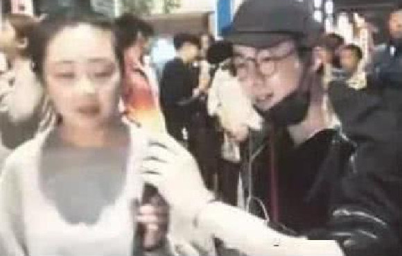 ▲▼鮮肉網紅貼妹狂撩！女粉笑容逐漸母湯　吃醋男友「掐脖揍臉」10秒。（圖／翻攝自摩登兄弟微博）