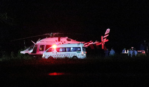 ▲▼泰國洞穴救援，負責將受困者送往醫院的直升機。（圖／路透社）