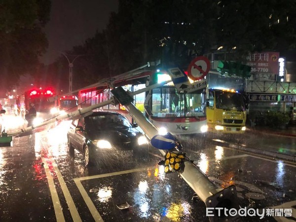 ▲▼快訊／台北市公車打滑撞斷燈桿！瑪莉亞襲台　北市傳第一起災情。（圖／記者顏甫珉攝）