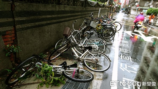 ▲瑪莉亞颱風過後,台北市街頭,單車最慘▼。（圖／記者屠惠剛攝）