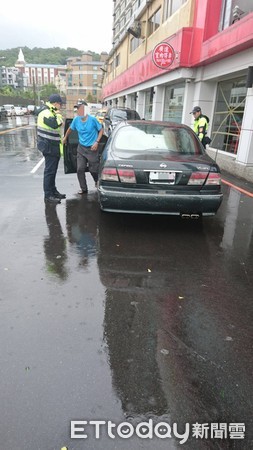 ▲▼淡水員警冒著颱風天風雨協助推車解圍。（圖／記者陳豐德翻攝）