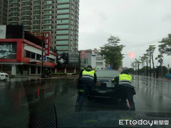 ▲▼淡水員警冒著颱風天風雨協助推車解圍。（圖／記者陳豐德翻攝）