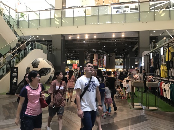 ▲台茂購物中心颱風假人潮。（圖／讀者提供）