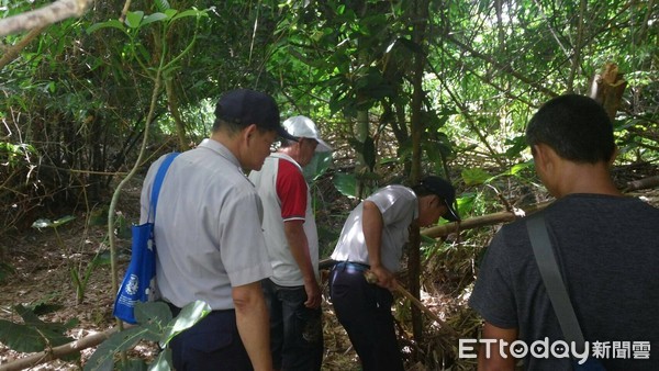 綠島分駐所召集所有員警，並動員轄內義警民防義消及住民協助，終於在中寮山區尋獲身體虛弱的老婦人，老婦及家屬對警方及動員民力全力協尋深表感謝。（圖／台東縣警察局提供）