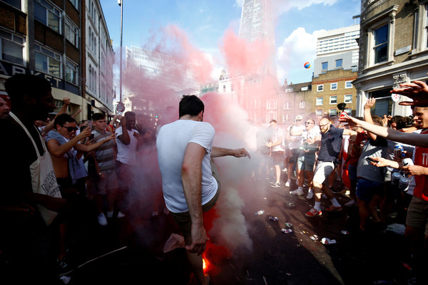 ▲▼英格蘭國家足球隊以2：0擊敗瑞典後，許多民眾擠爆倫敦南部的街道歡呼，甚至破壞救護車。（圖／路透社）