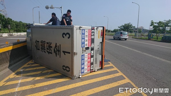 ▲▼運鈔車大馬路翻車 警一問「載4000萬」嚇呆急戒備。（圖／記者宋德威翻攝）