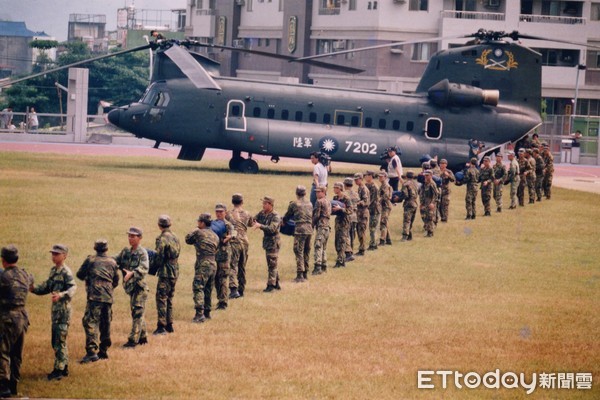 ▲九二一大地震救災總指揮官前陸軍總司令陳鎮湘上將聽取災民意見反應。（圖／記者林健華攝）