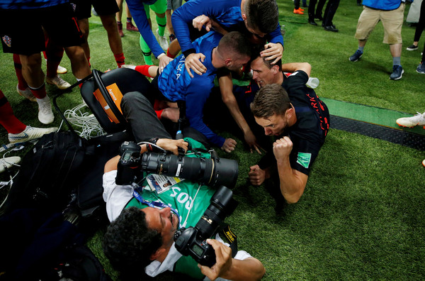 ▲法新社記者被克羅埃西亞球員撞倒，意外拍出視角獨特的照片       。（圖／路透社）