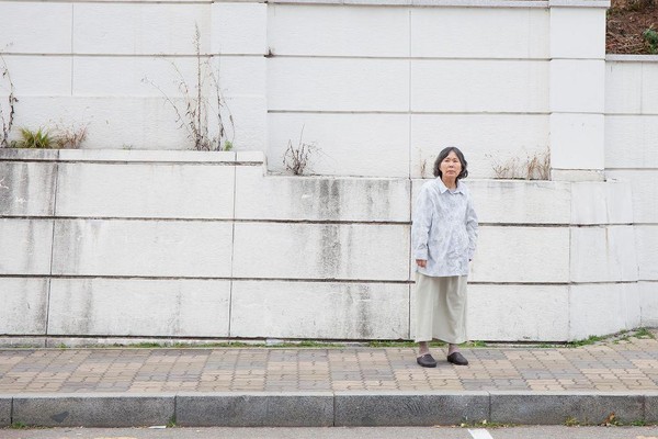 李珠實飾演獨自養大一雙兒女的母親，得了失智症後生活出現變化。（車庫電影提供）