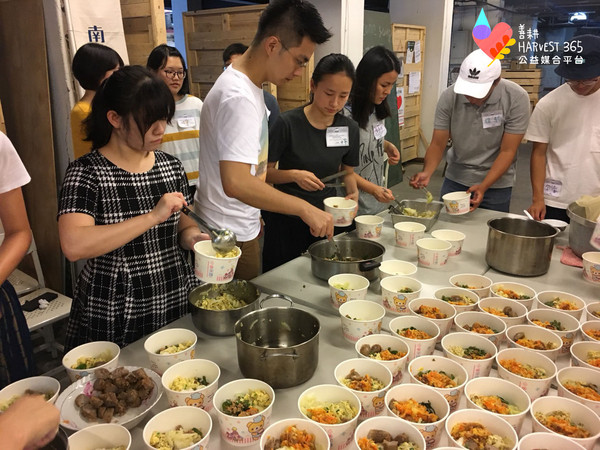 六旬獨居婦吃冷飯 上街伴無家者樂拾溫暖。（圖／善耕365提供）