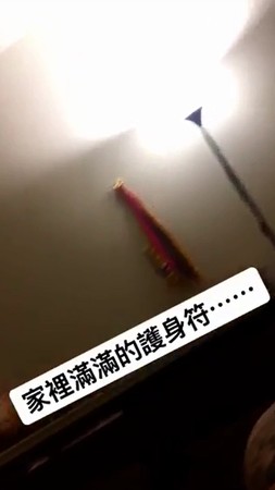 ▲女網友表示，家裡因為不乾淨，貼了很多符。（圖／張玹絃授權提供）