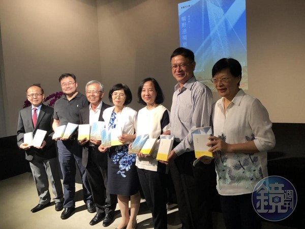 陳炫彬（左3）在新書發表會上感謝這6年半內家人、朋友、同事的幫忙。