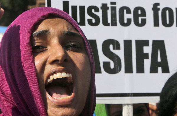 ▲今年4月時，一名活躍分子在孟買參加示威，抗議印度的性暴力汜濫。(圖／達志影像／美聯社)