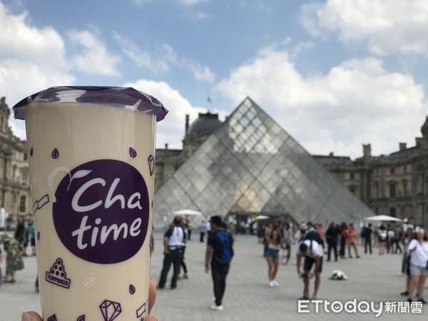 ▲亞洲餐飲品牌第一家　日出茶太進駐巴黎羅浮宮。（圖／六角國際提供)