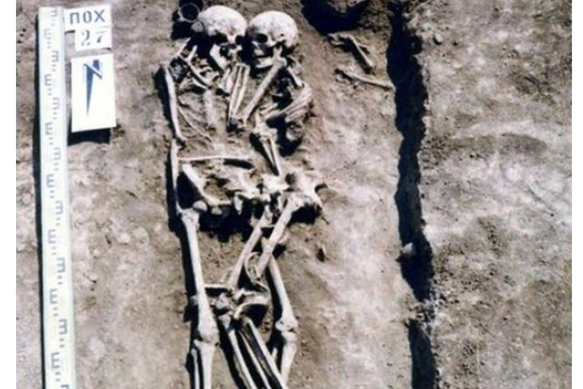 ▲▼烏克蘭考古學家發現3000年前遺骨，兩人相擁一起下葬。（圖／翻攝自Mirror）
