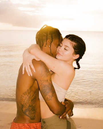 今年2月，20歲的她與黑人饒舌歌手崔維斯史考特生下一女。（取自Kylie Jenner IG）