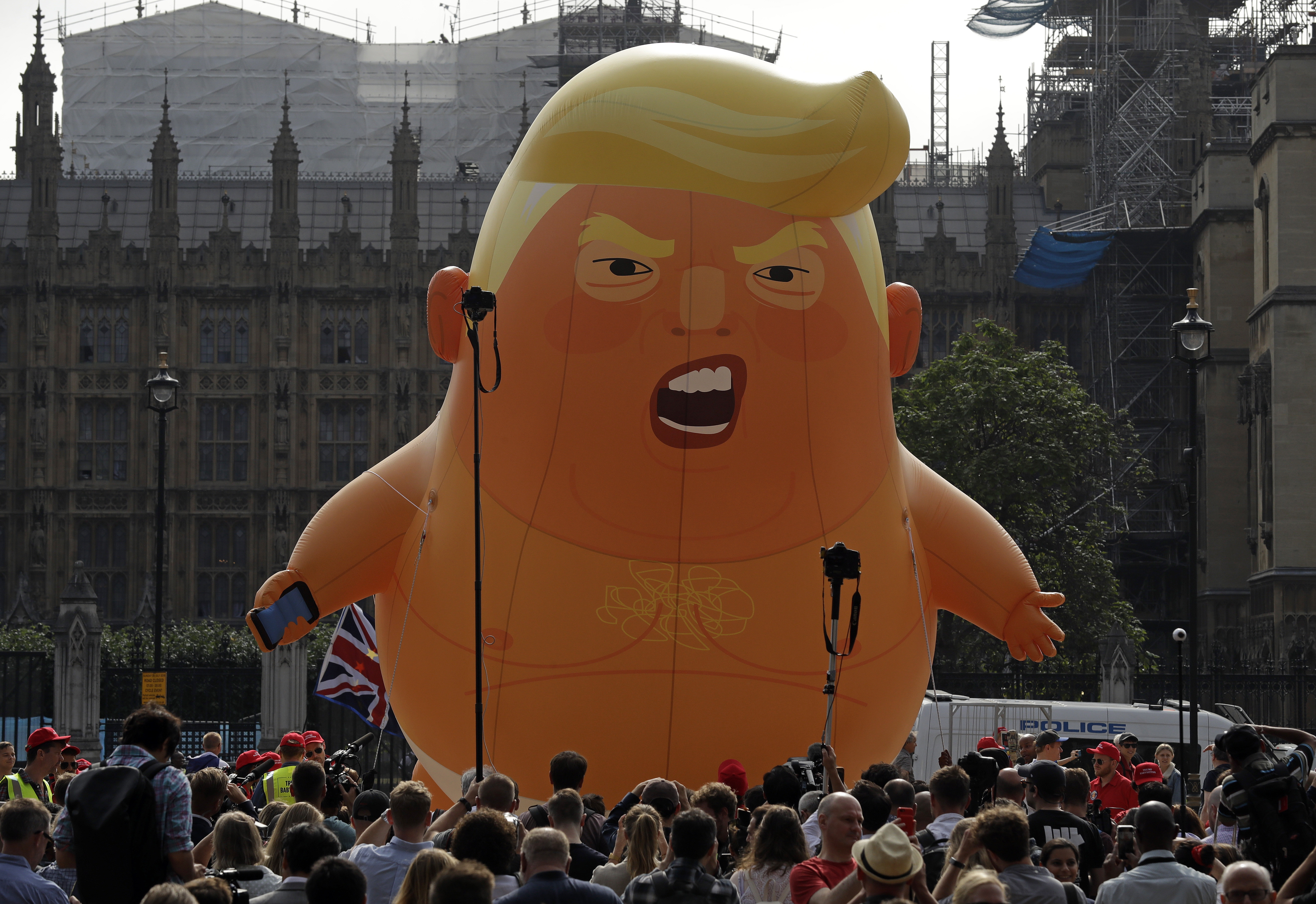 ▲抗議團體在倫敦國會廣場升起一個6公尺高、包著尿布的「川普寶寶」卡通汽球，諷刺他的不成熟。(圖／達志影像／美聯社)