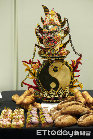 ▲呂漢智師傅於6月底前往新加坡Chillax Asia 2018食品展參加國際Bake-A-Star烘焙比賽，打敗多國好手奪下國際麵包冠軍。（圖／公關提供）