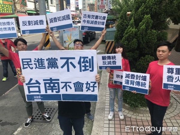 ▲蔡英文總統到台南佳里金唐殿揭匾祈福時，國民黨台南市長參選人高思博陣營青年軍，在場外吶喊「我們的未來在哪裡？」。（圖／高思博提供）