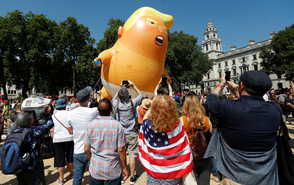 ▲▼英國示威者升起「巨嬰川普」氣球抗議。（圖／路透社）