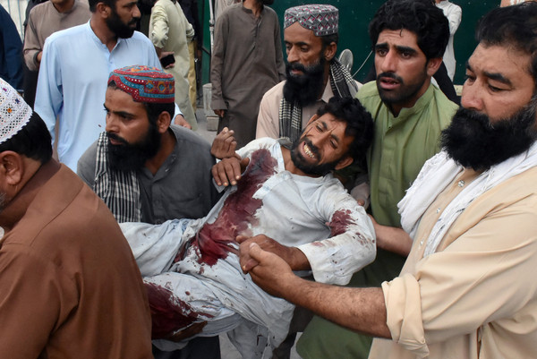 ▲▼巴基斯坦選舉集會遭自殺炸彈攻擊，至少65死。（圖／路透社）