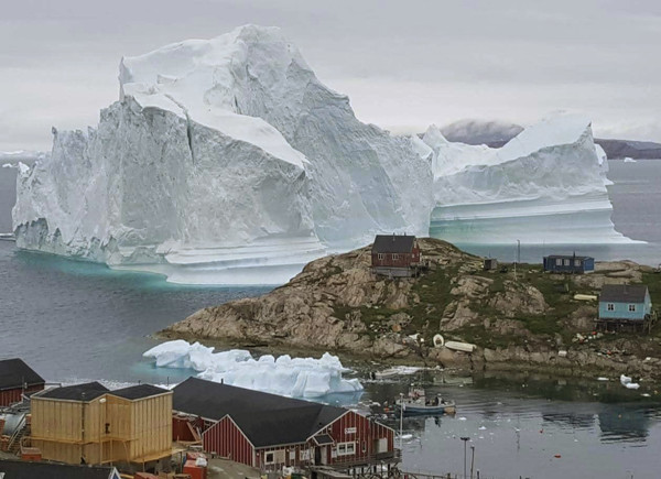 ▲▼格陵蘭西北部伊納蘇特島岸邊出現巨大冰山。（圖／達志影像／美聯社）