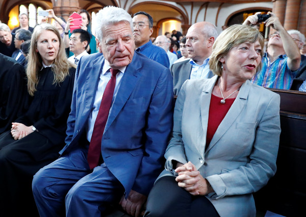 ▲▼ 諾貝爾和平獎得主劉曉波逝世一週年追憶會13日晚間在德國柏林登場，德國前總統高克（Joachim Gauck）也到場致意。（圖／路透）