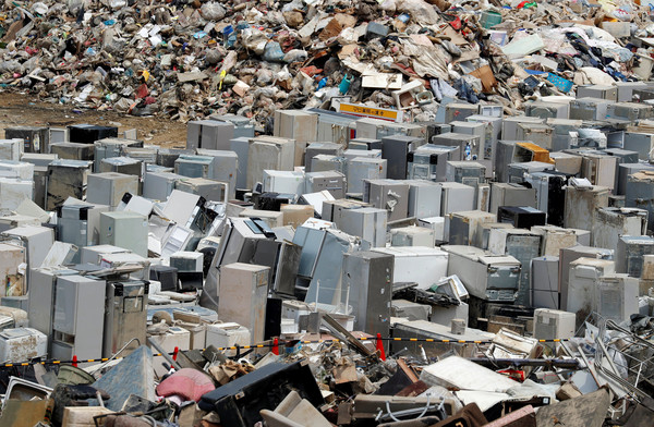 ▲▼豪雨過後，日本岡山縣倉敷市某處垃圾場堆滿了廢棄冰箱。（圖／路透社）