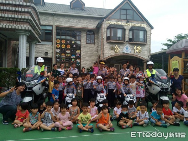 ▲台南市警交通警察大隊長楊慶裕，率隊前往新營區哈佛幼兒園，為小朋友宣導交安。（圖／警方提供，下同）