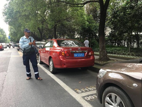 ▲▼杭州停車收費員錯時上班　高溫休息時段泊位費暫免。（圖／翻攝自浙江在線）