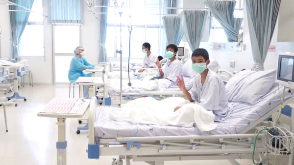 ▲▼目前在醫院休養的泰國足球隊少年。（圖／路透社）