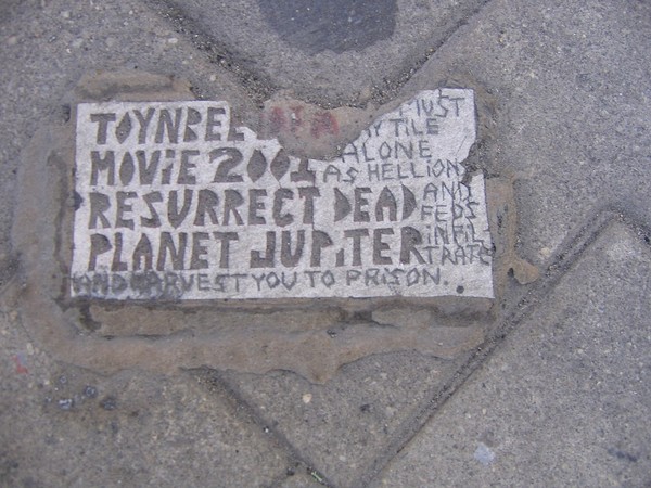 神秘文字嵌在馬路上！20多年出現逾百案例　暗示「死人在木星復活」（圖／wikipedia）