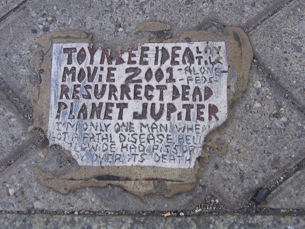 神秘文字嵌在馬路上！20多年出現逾百案例　暗示「死人在木星復活」（圖／wikipedia）
