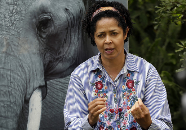 ▲▼非營利組織野生動物訊息（WildlifeDirect）執行主任卡哈姆布（Paula Kahumbu）形容，肯亞8隻黑犀牛死亡事件「是一場災難」。（圖／達志影像／美聯社）