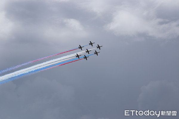 ▲志航基地空軍儀隊精彩表演及一連串戰機分列式、雷虎小組特技性能展示，晚間熱氣球嘉年華光雕音樂會結合志航基地營區開放，九顆熱氣球搭配主題音樂演出。（圖／記者王兆麟攝）　