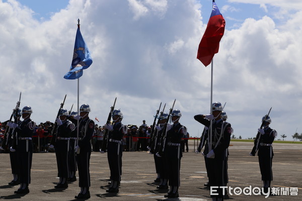 ▲志航基地空軍儀隊精彩表演及一連串戰機分列式、雷虎小組特技性能展示，晚間熱氣球嘉年華光雕音樂會結合志航基地營區開放，九顆熱氣球搭配主題音樂演出。（圖／記者王兆麟攝）　