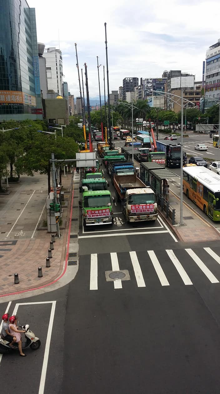 ▲500輛老機貨車停滿中華路慢車道。（圖／車友黃世政授權提供，請勿隨意翻拍，以免侵權。）