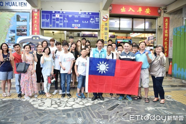 花蓮市王朝私立數學補習班帶領15位學生飛往韓國首爾參加「2018世界數學邀請賽」，魏嘉賢市長前往花蓮車站授旗。（圖／花蓮市公所提供）