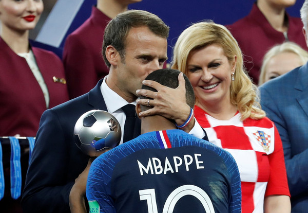 ▲姆巴佩獲法國總統馬克宏寵溺的吻 。（圖／路透）