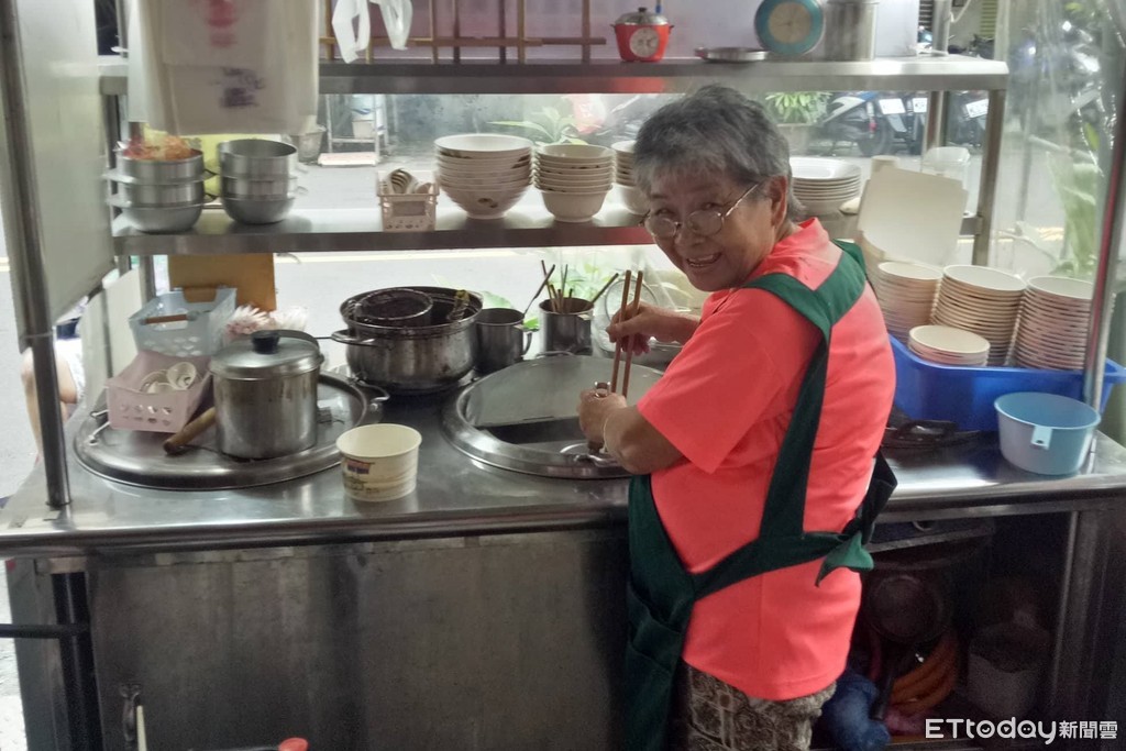 ▲台中沈阿嬤原本賣紅豆餅，遭檢舉違規擺攤後，搬回租屋處接麵攤賣麵和水餃，照顧生病的兒子。（圖／「光線」授權提供）